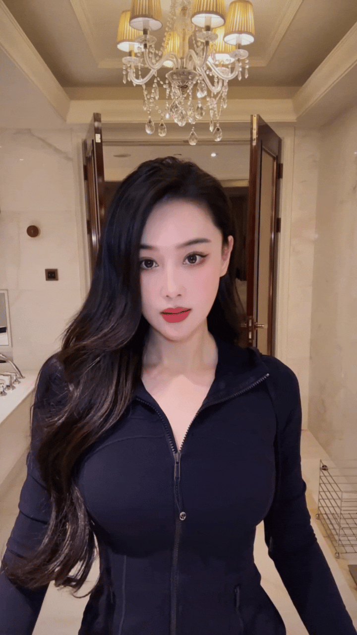 张馨予虽然不是顶流，但在我的印象里，她的国民度还挺高的，就这颜值和身材确实是娱乐