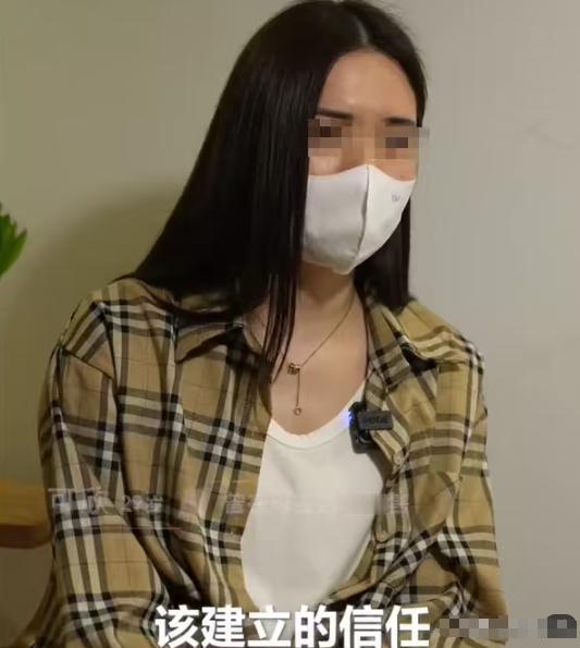 太好骗了！年轻单亲妈妈被坐拥豪车豪宅的老板猛烈追求，二人很快走到一起。相处刚满一