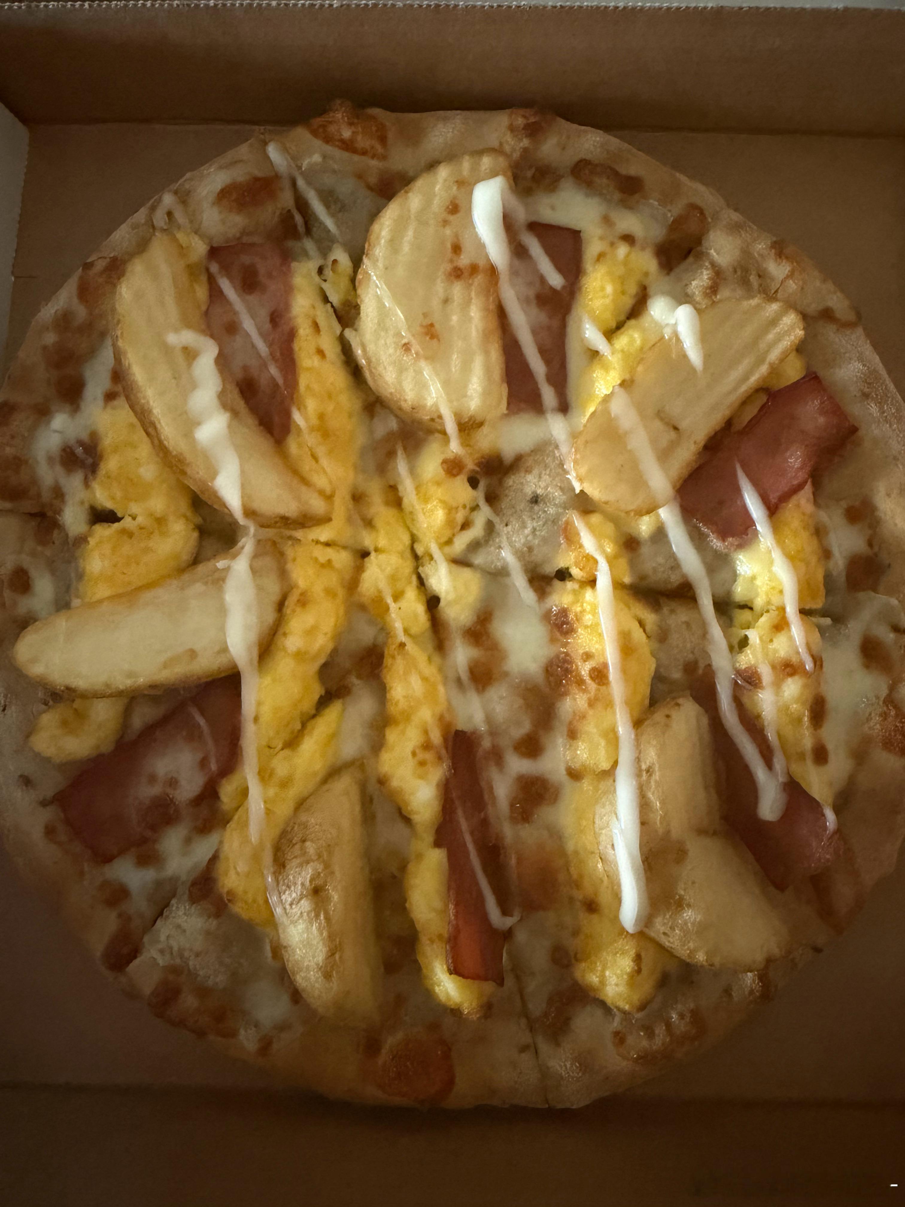 吃披萨啦🍕我只吃了图一还可以（土豆培根）图二没吃第一次见这样搭配的[笑cry]