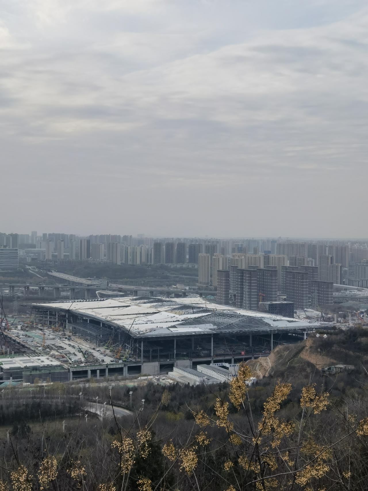 西安的天空有多美快讯！今天探访了建设中的西安高铁东站，感觉设计很宏伟，建设速度令