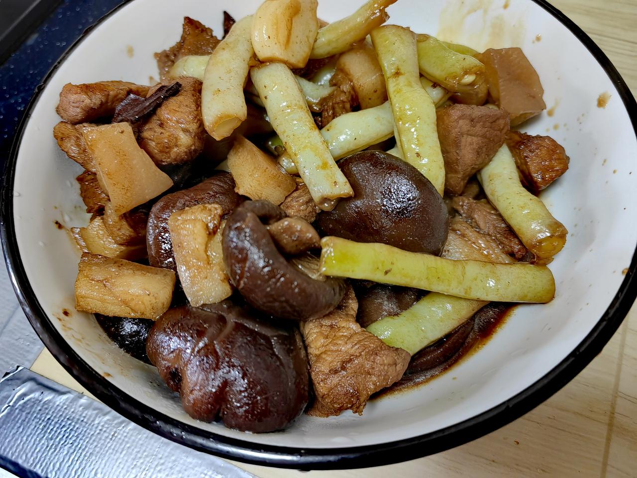 父女俩的午餐，肉炖香菇豆角，白不老切丝素炒，黄瓜炒鸡蛋。女儿说好吃。
​我特别奇