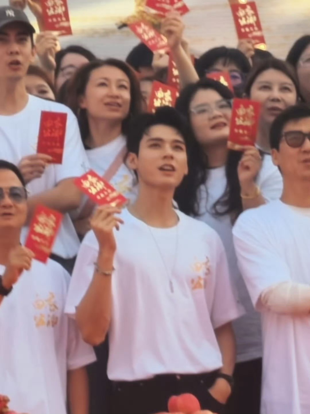 白衣公卿龚俊主演的电视剧《白衣公卿》今日开机，坐等龚俊饰演的“孟剑卿”。图源网络