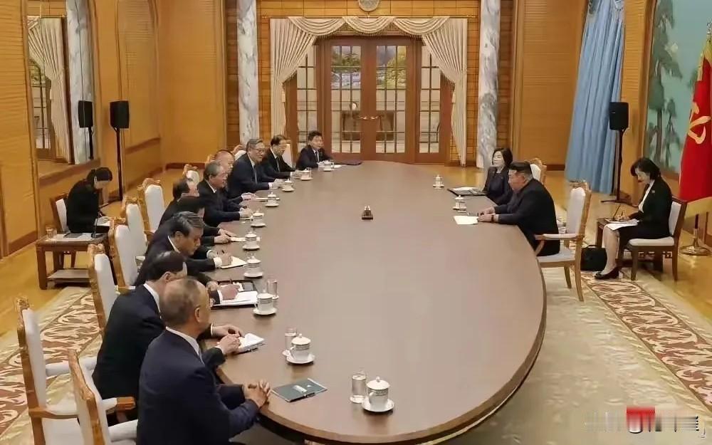 年轻人不要太气盛？
   这是金将军在会见客人的场面，他会见的是本国他的部下还是