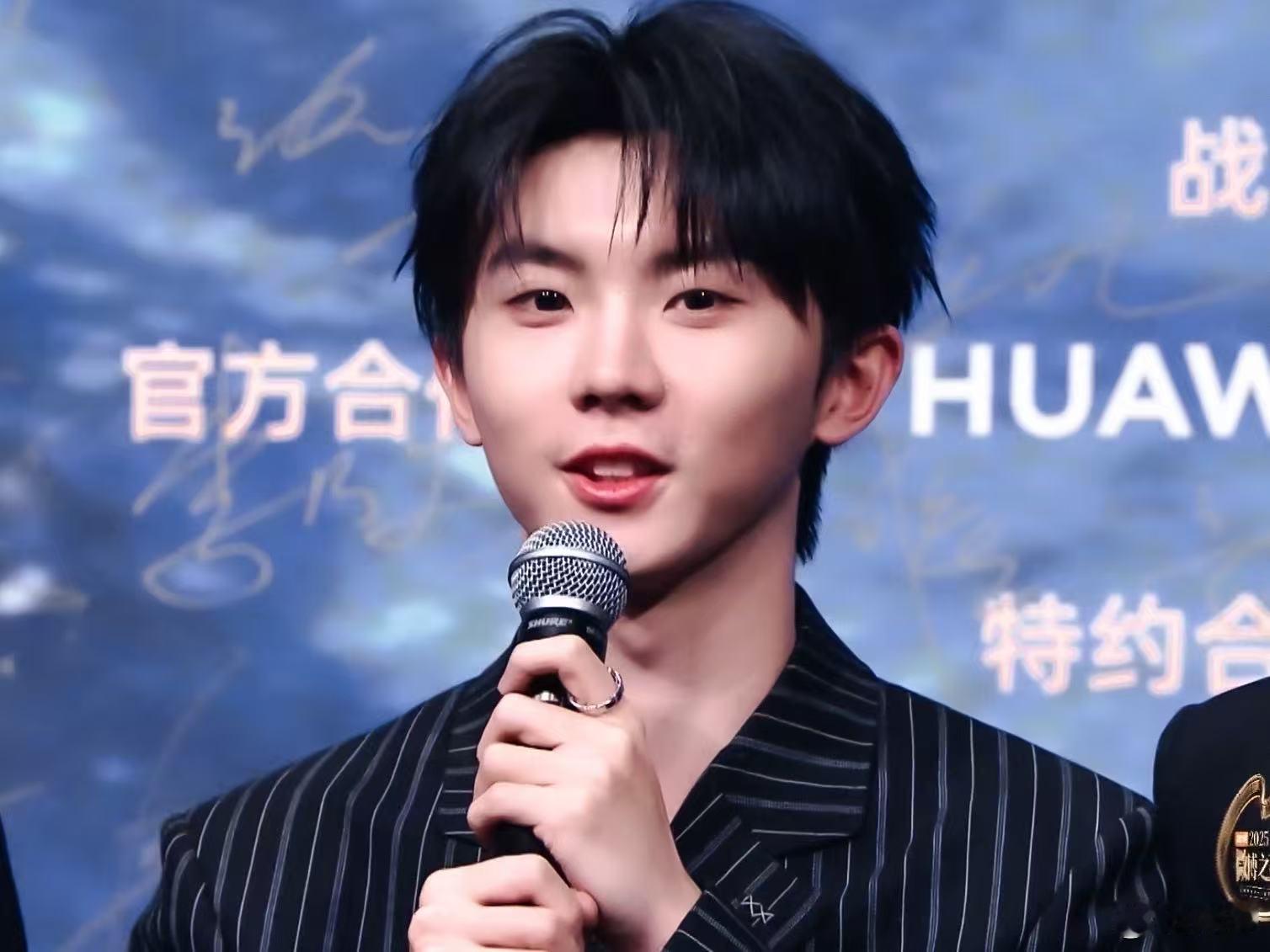 马嘉祺 对不起李飞 被马嘉祺的萌态狠狠拿捏，小表情小动作全是亮点，对不起李飞我先