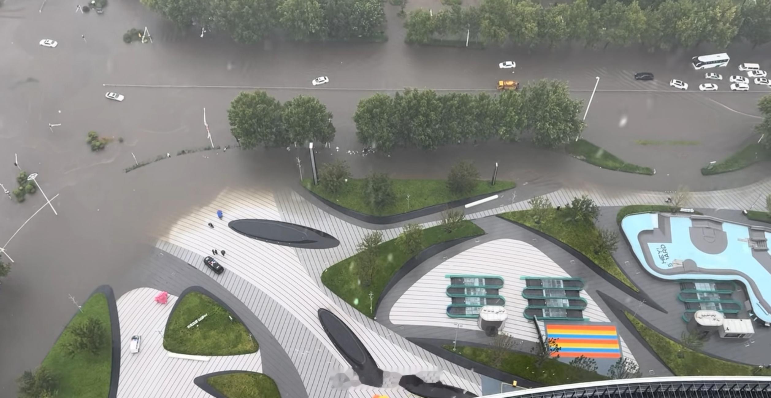 入暑以来，一直高温干旱的河南终于下雨了。还是个大暴雨，减少出行，注意安全哦 [点