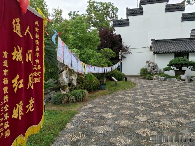 为什么现在的男人都不喜欢追大龄剩女了，都去追00后了？

在传统与现代交织的社会