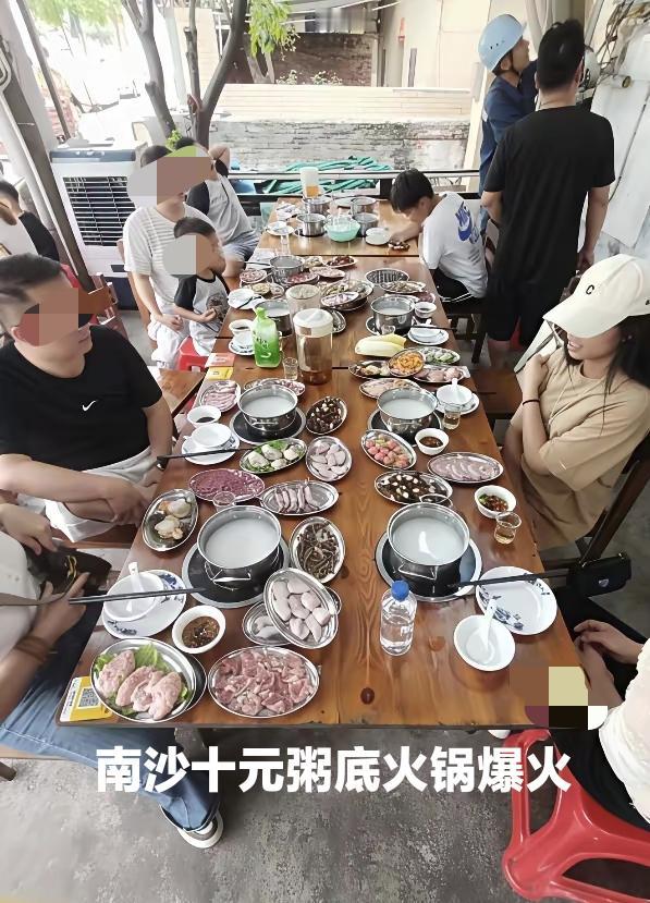 最近被刘雨鑫带火的美食小店除了顺德的莫氏鸡煲，还有广州南沙的十元粥底火锅店。
