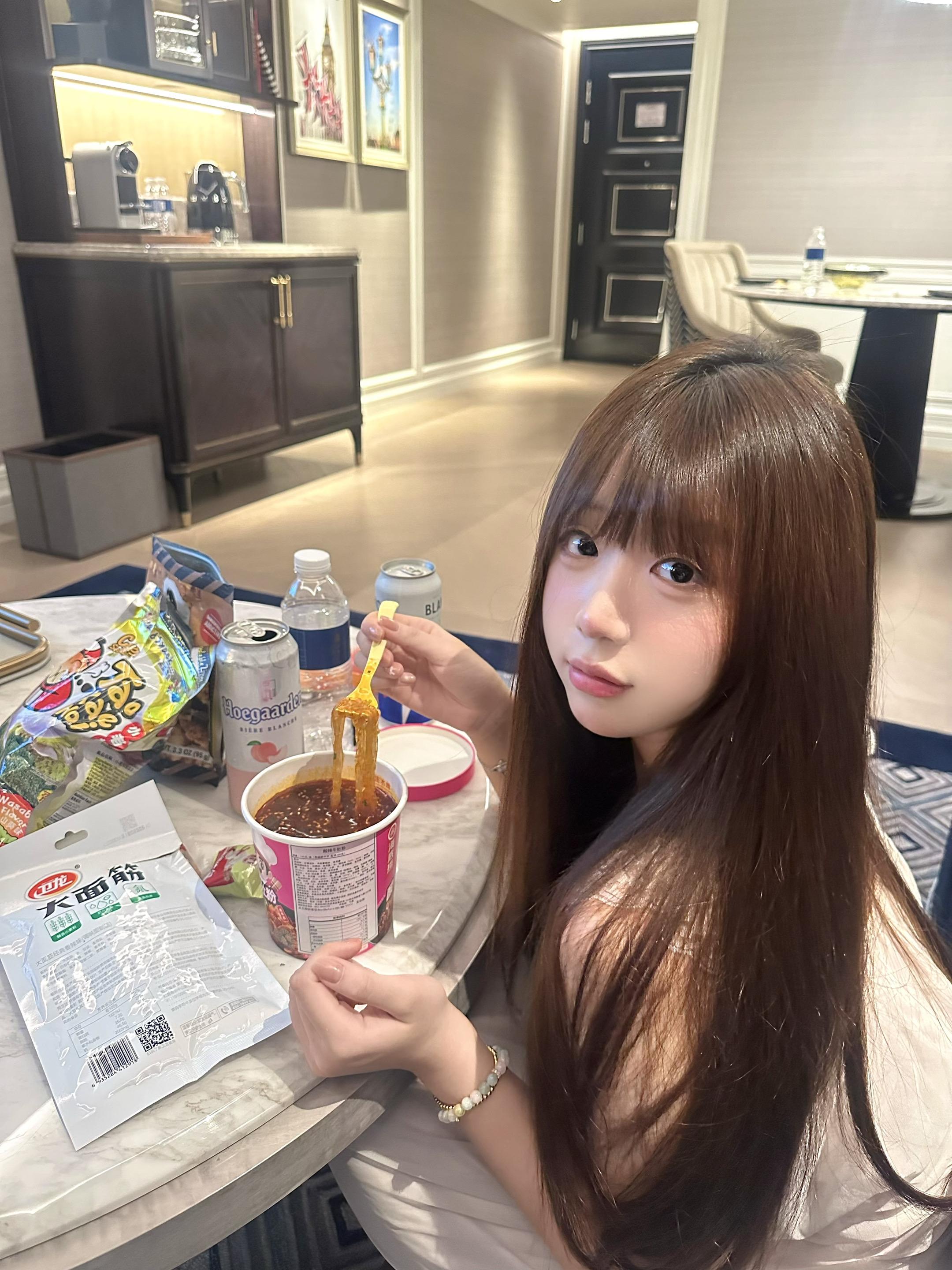 某天 你也会为了哄她 跟她说从来没有爱过我