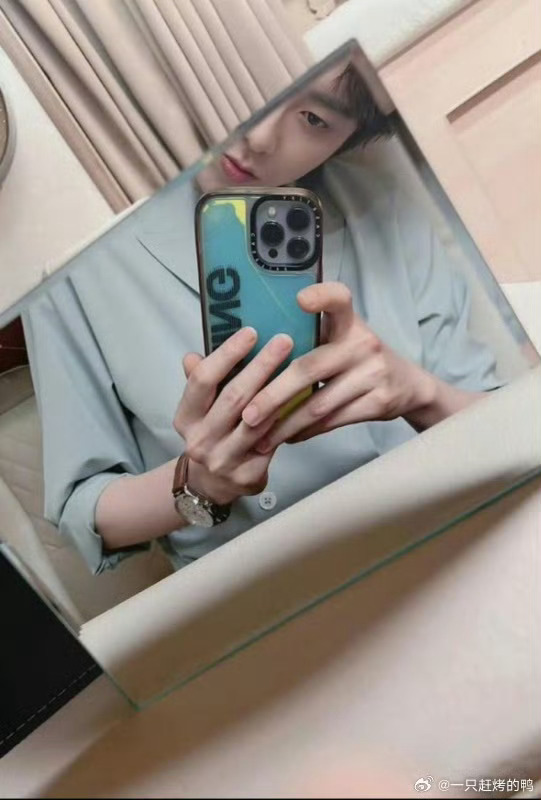 刘宇宁拍照要帅动作要快 咱宁哥简直是“时间管理大师”本师！坐滑翔伞这种刺激时刻，