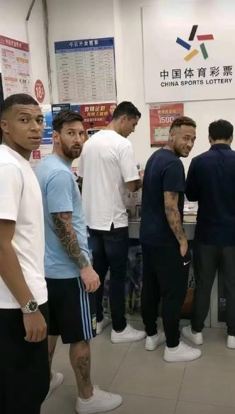 梅西、姆巴佩、C罗、内马尔四个足坛巨星已经两个出局了，梅西和姆巴佩谁能笑到最后？