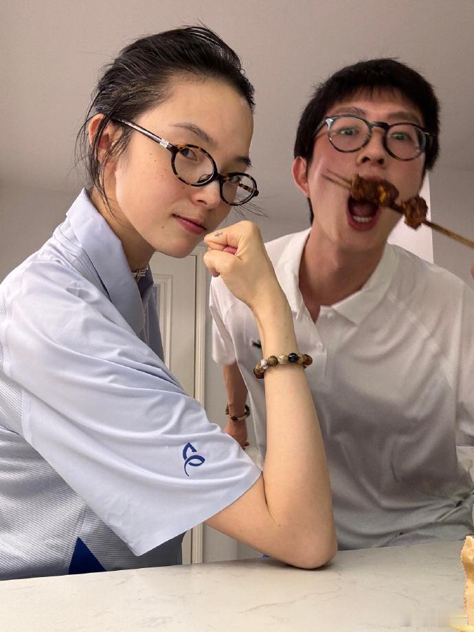雎晓雯520比心自拍 雯姐这波520自拍发得太及时了，满屏都是和老公的比心互动，