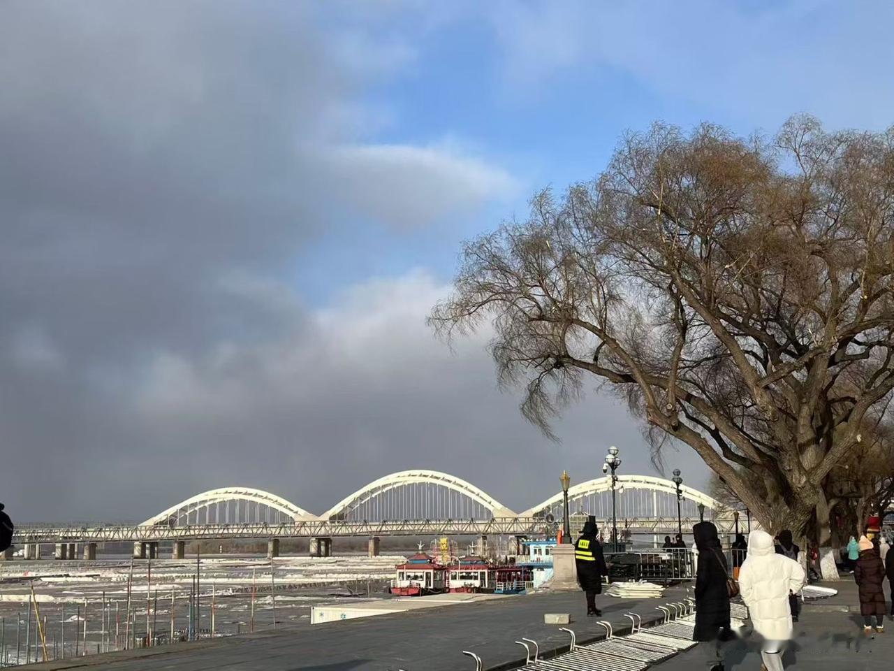 我真的越来越觉得，我父母嘴上天天挂着“我们从不重男轻女，对儿女一视同仁”，可他们