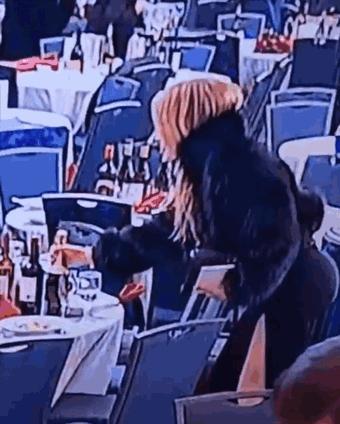 总统差点儿就被暗杀了，而媒体成员却借机去偷酒。
 
大家可能都刷到过类似的新闻，