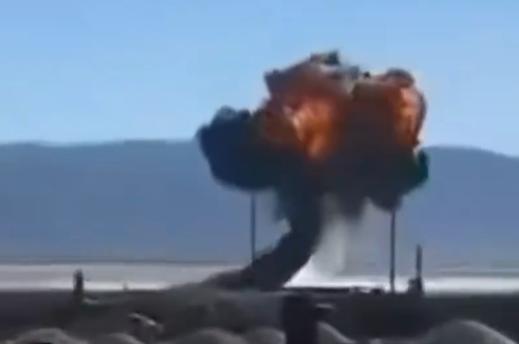 美军那支最出风头的“雷鸟”飞行表演队昨天上午10点多差点出大事，他们一架F-16