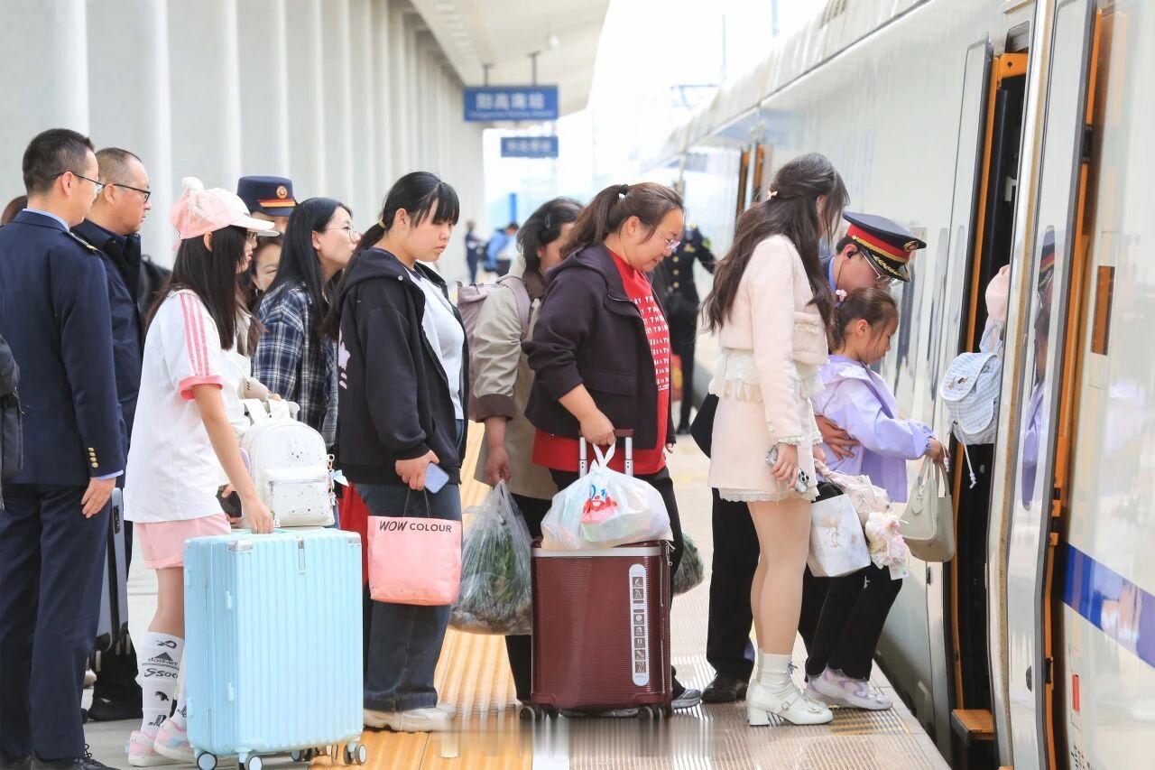 国铁头条【国铁太原局“五一”假期客货运输双创纪录】5月1日至5月5日，国铁太原局