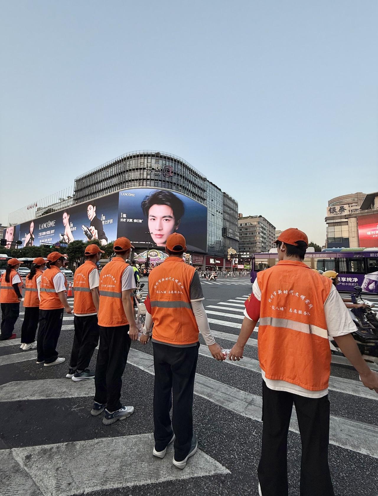 杭州湖滨银泰这群橘色马甲们，真的太厉害啦
随着红绿灯的亮起，手拉手一起变换各种阵