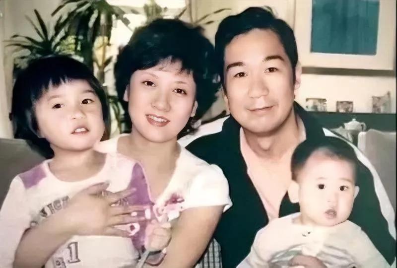 俩人婚后，一直很恩爱。看得出他俩很喜欢孩子，这是剧照里的小演员吗？如果是他俩的孩