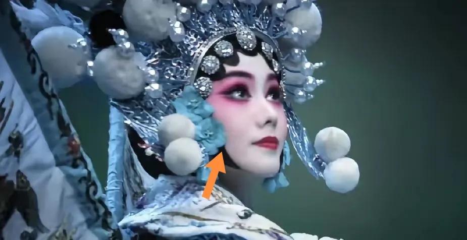 香港王菲一脸“媚气”穿新古戏装唱《主角》主题曲。