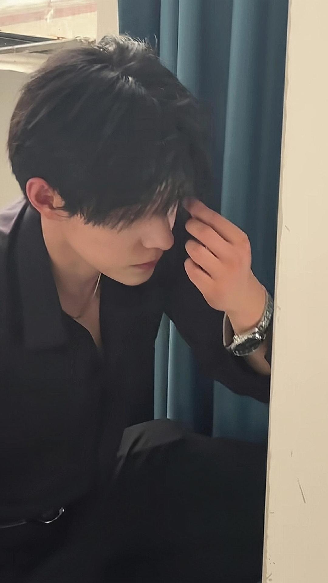 马小宇大大方方的 马小宇上能霸总下能地主家傻儿子黄金比例身材大方展示，马小宇从冷