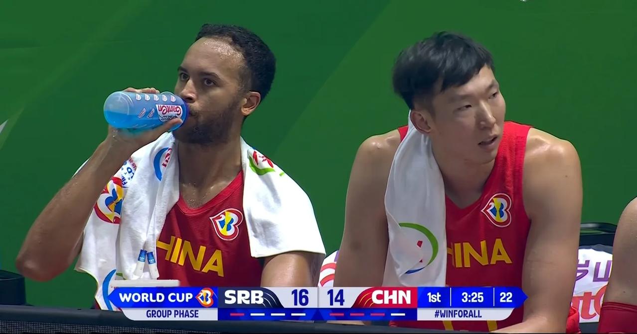 李凯尔连空篮都不进，他这是被国内球员给带弱了吗？

作为中国男篮最强球员的李凯尔