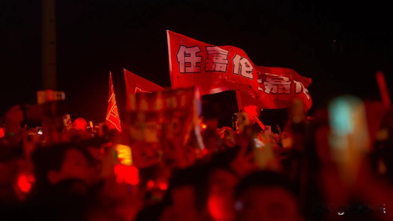 红是热烈 白是锋芒
舞台是释放情绪的出口
直拍镜头下的 任嘉伦Allen
用一首