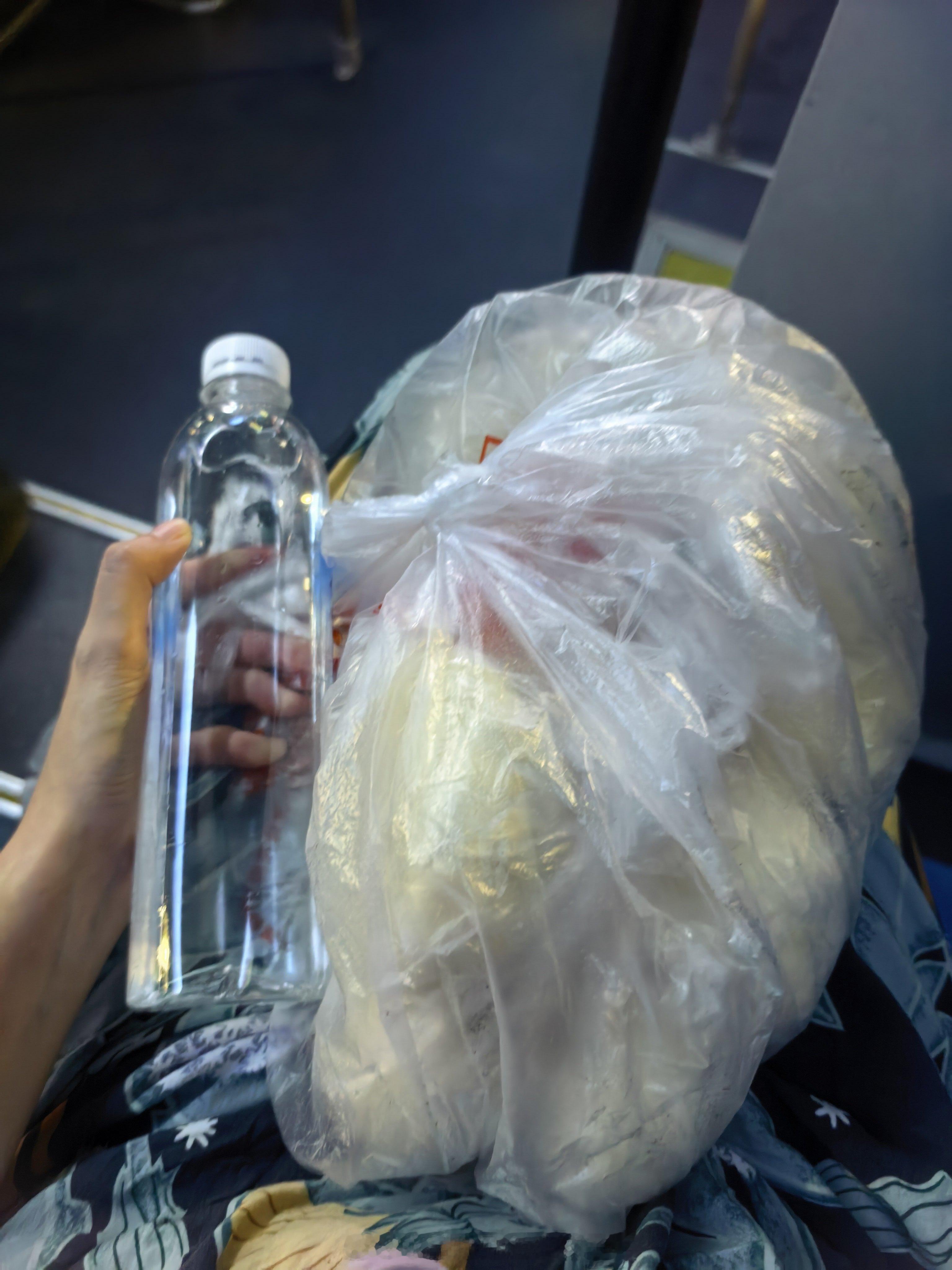 笑死，我穿了个9.9的溜弯裤坐公交车，还提了一带包子一瓶水，特别像山里刚出来进城