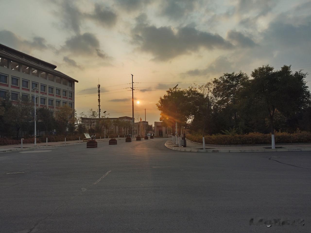 兰州新区的夕阳

在空旷的兰州新区，看上了落日很大，令人想起王维的诗句“大漠孤烟