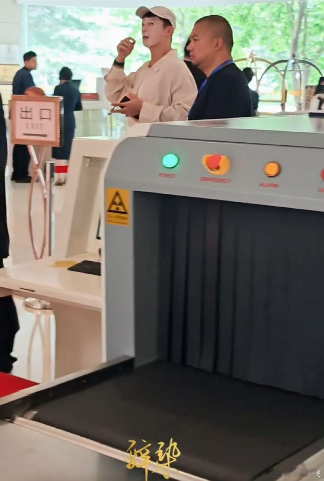 黄景瑜敷面膜上班黄景瑜敷面膜上班好松弛。黄景瑜敷面膜上班好松弛