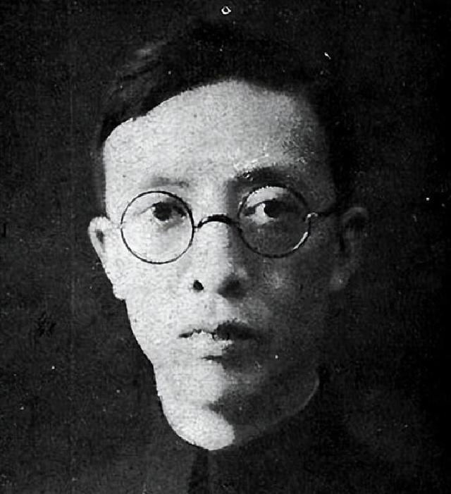 1947年，中统特务头子叶秀峰在看到报纸时，被一则广告吸引：“寻找银老太太！”狡