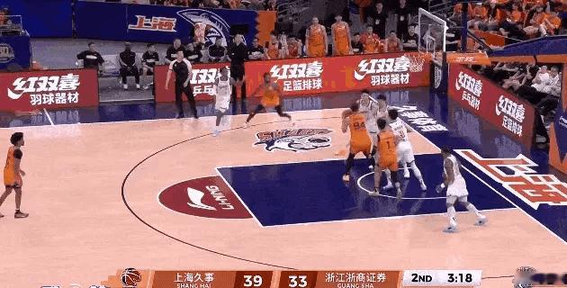 一个张镇麟，一个李弘权，上海男篮的前锋上半场就发力，能给古德温减轻很多压力。上海