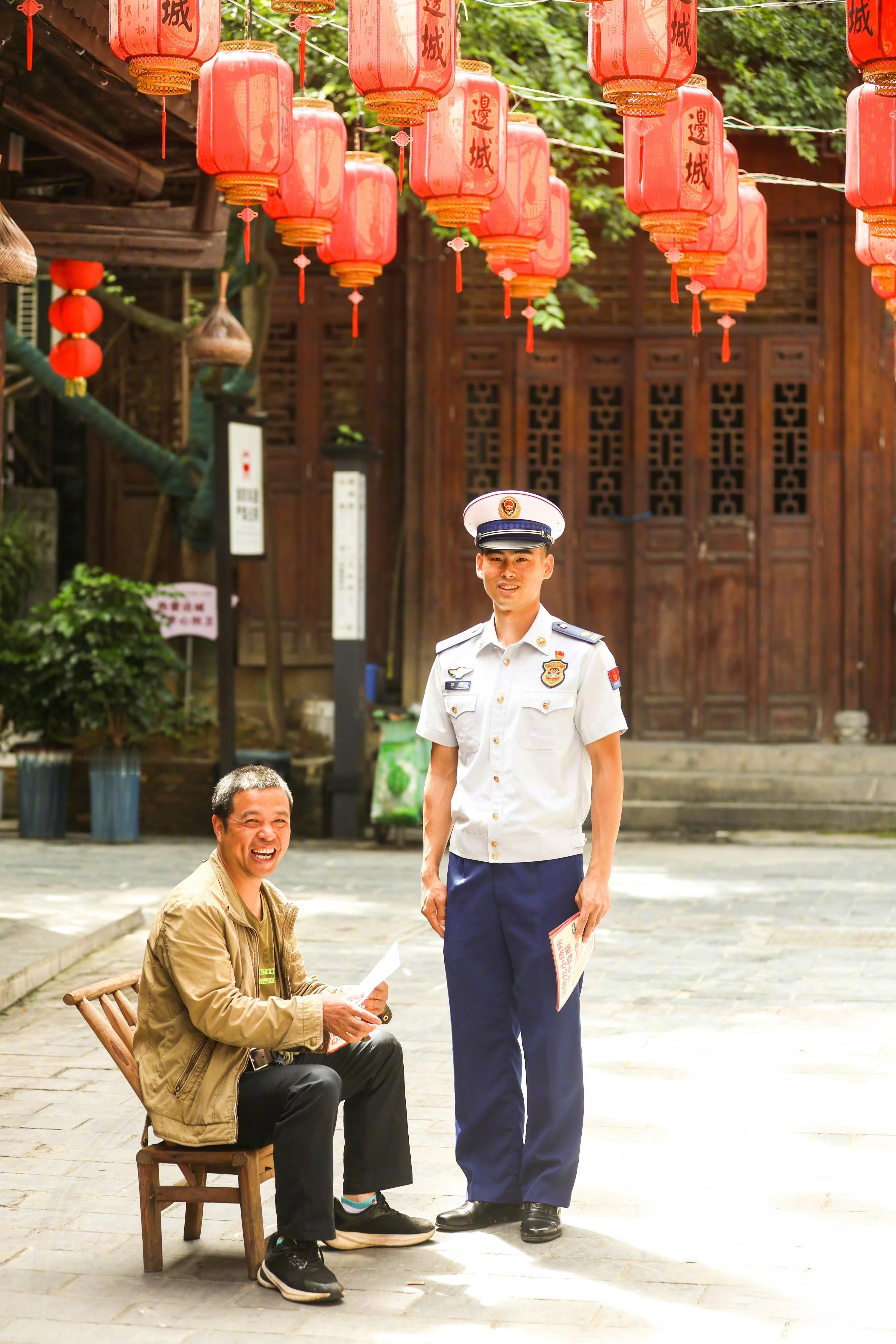 有些温暖，不需要多么轰轰烈烈，不过是一句问候、一次帮助、一个真诚的笑容。守护这座
