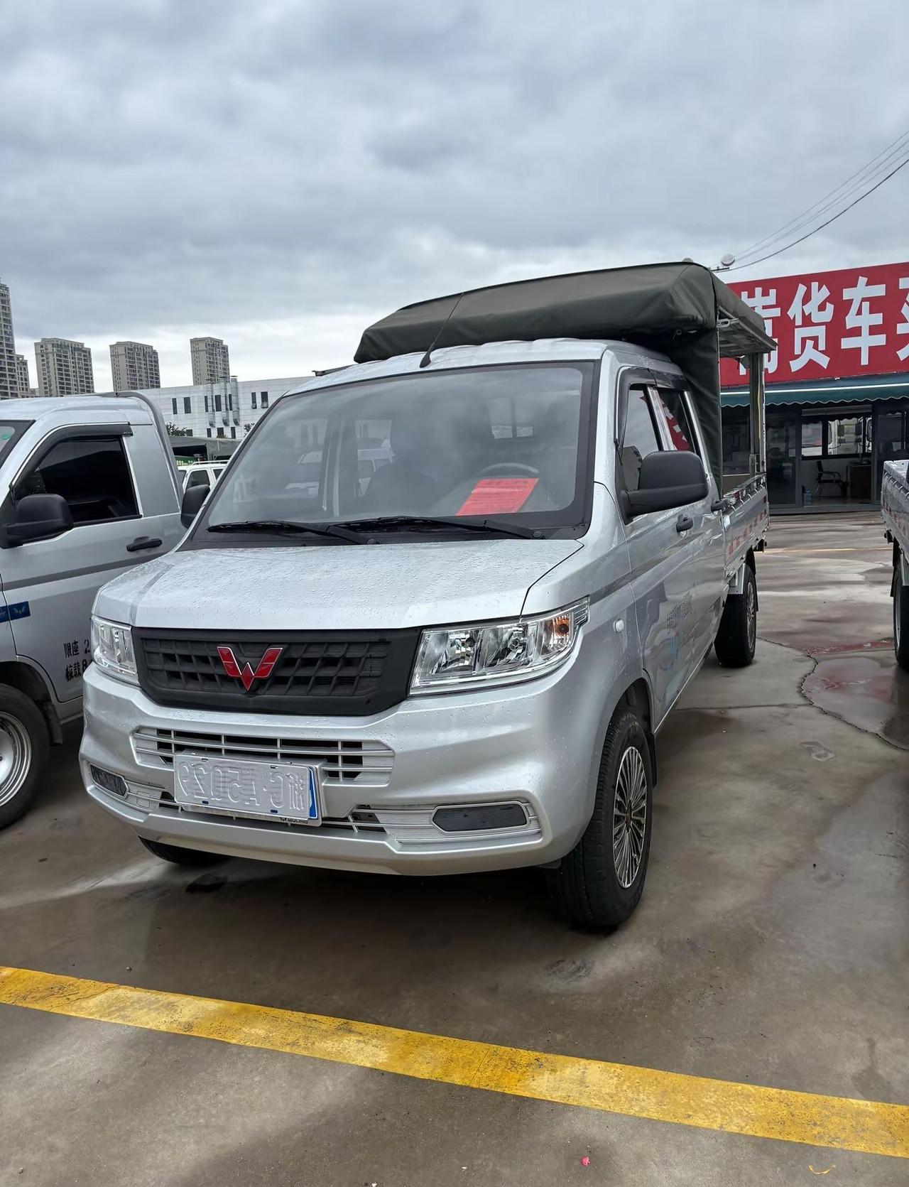 24年上牌五菱新卡双排平板货车。五菱新卡双排平板货车上牌2024年2月，年审保险