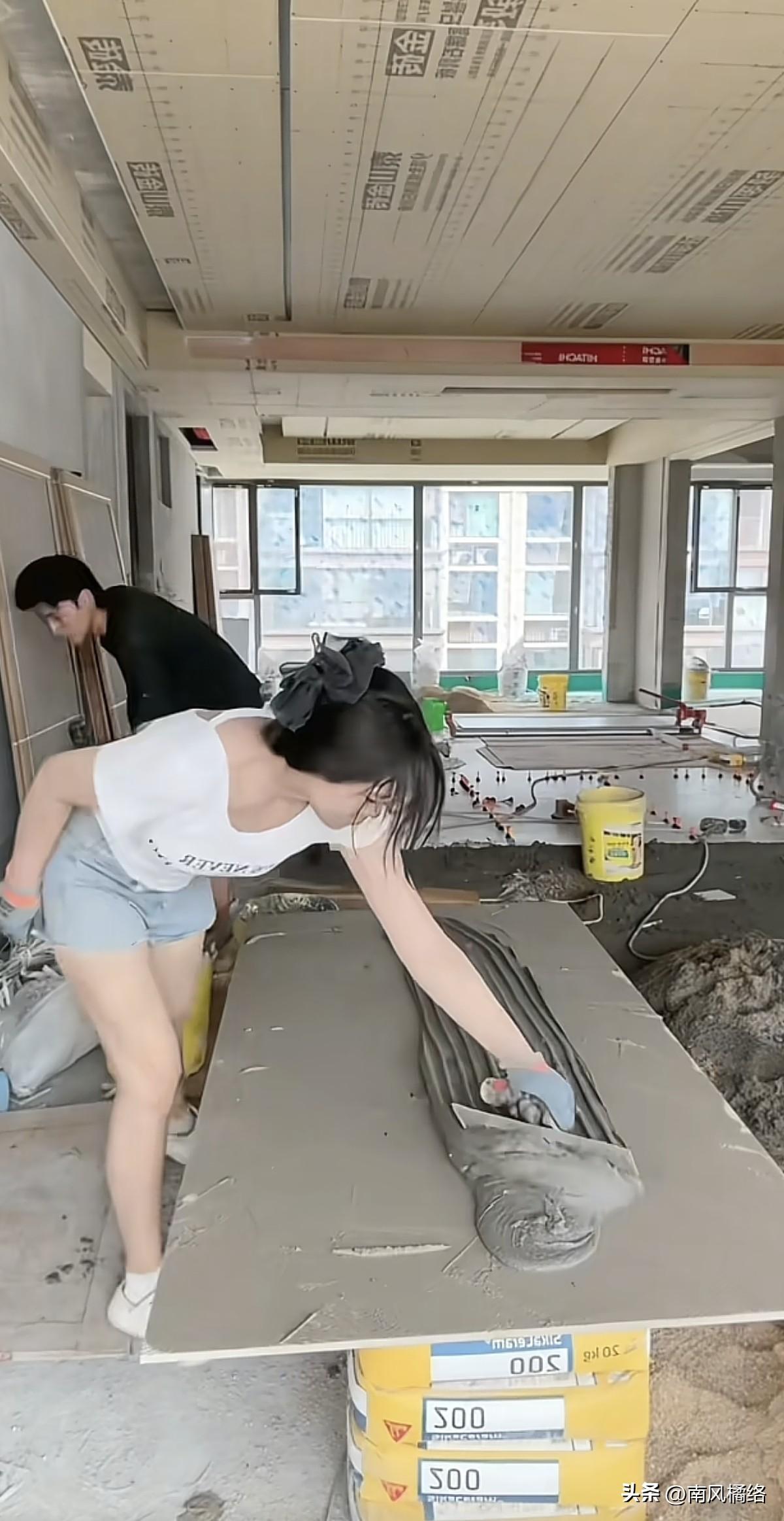 我，羡慕了！一对00后小夫妻，丈夫贴瓷砖，妻子打下手，两人一个月能挣两万左右，评