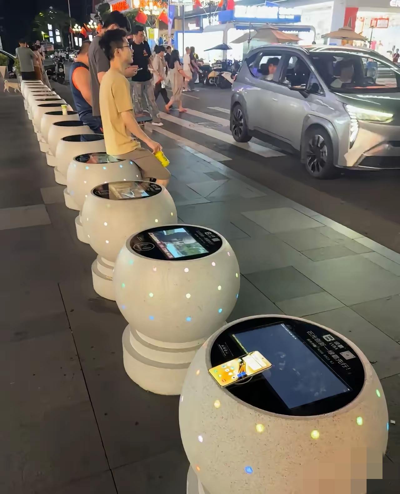 不得不说，这世界变得也太快了！

   深圳的石墩子直接把“遥遥领先”焊在了身上