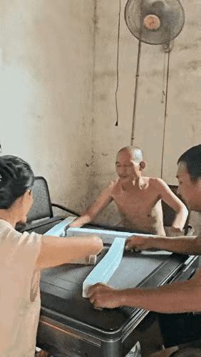 这老爷子麻瘾是够大的了，看到这样的画面，让人感到震惊，真有点不敢相信是真的，爱好