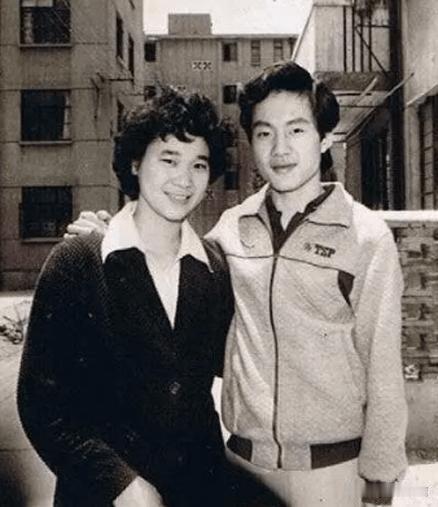 乒坛名将曹燕华两任丈夫全部赫赫有名，一高一矮，反差大！

第一段与国乒名帅施之皓