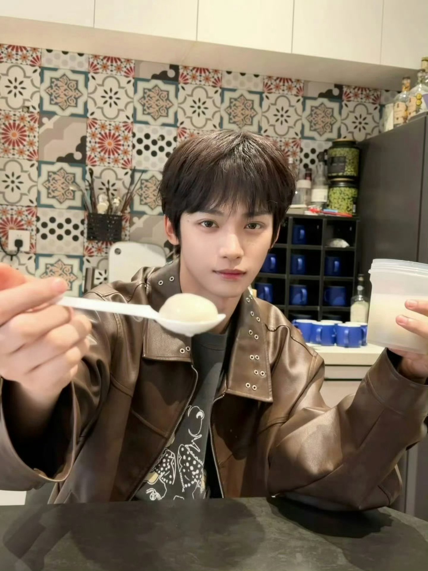 哈哈哈可爱的梓渝宝宝🥺我吃汤圆啦～好几天不见，又变帅了吧！有一张角度真的越看越