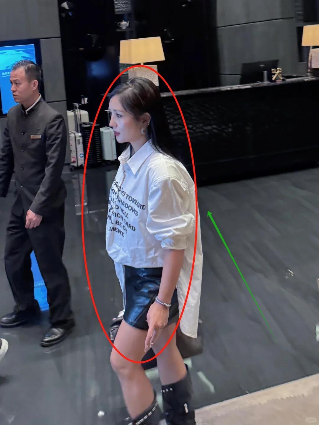 何洁太会整活了！
互联网算是被她玩的明明白白！
过气明星都向她学习就对了，因为