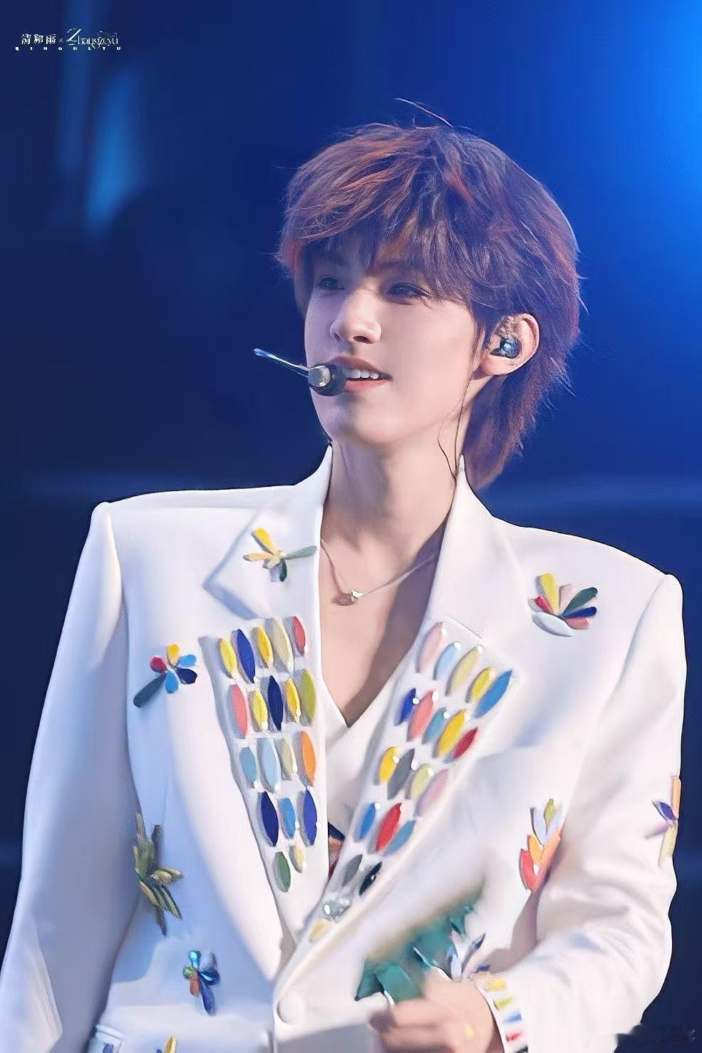 张泽禹大舌头版大舌头舞台 花花世界迷人眼，张泽禹一出场直接惊艳我，深V配萌舞，这