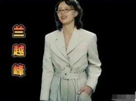 年过62岁，她依旧在为糊口苦苦煎熬。既无退休金，也没有稳定工作，那份姗姗来迟的正