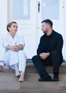 丹麦首相弗雷泽里克森和泽连斯基两人坐那像不像在谈心啊？
弗雷泽里克森和泽连斯基坐