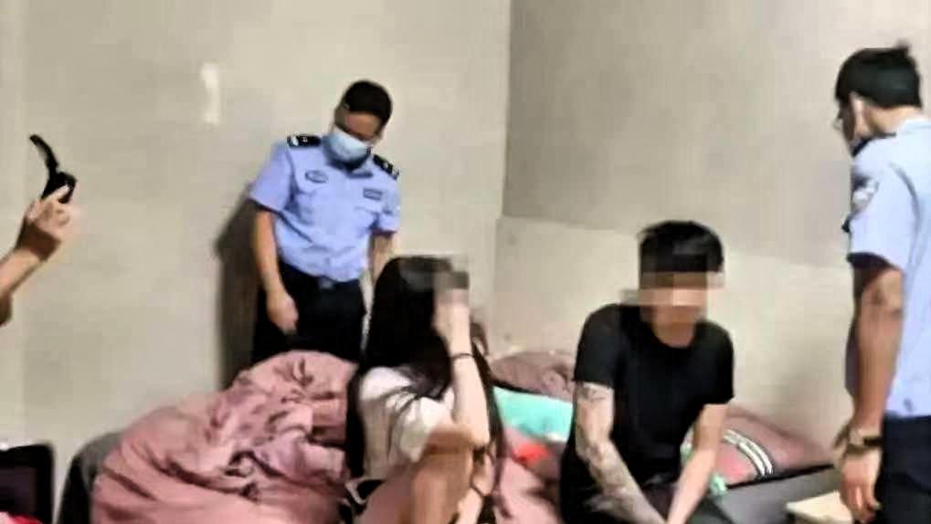 山东青岛，一男子支付400元嫖资后，开灯看清脱掉衣服的女子长相后，嫌弃对方不好看