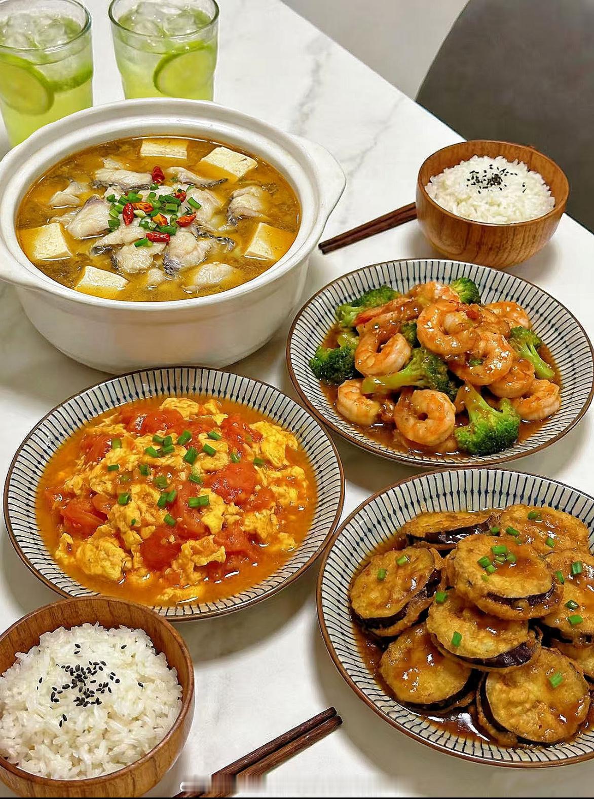 各位朋友们，杜生先吃个晚饭，中午比较忙没时间用餐现在才吃，私信杜生的朋友稍后一一