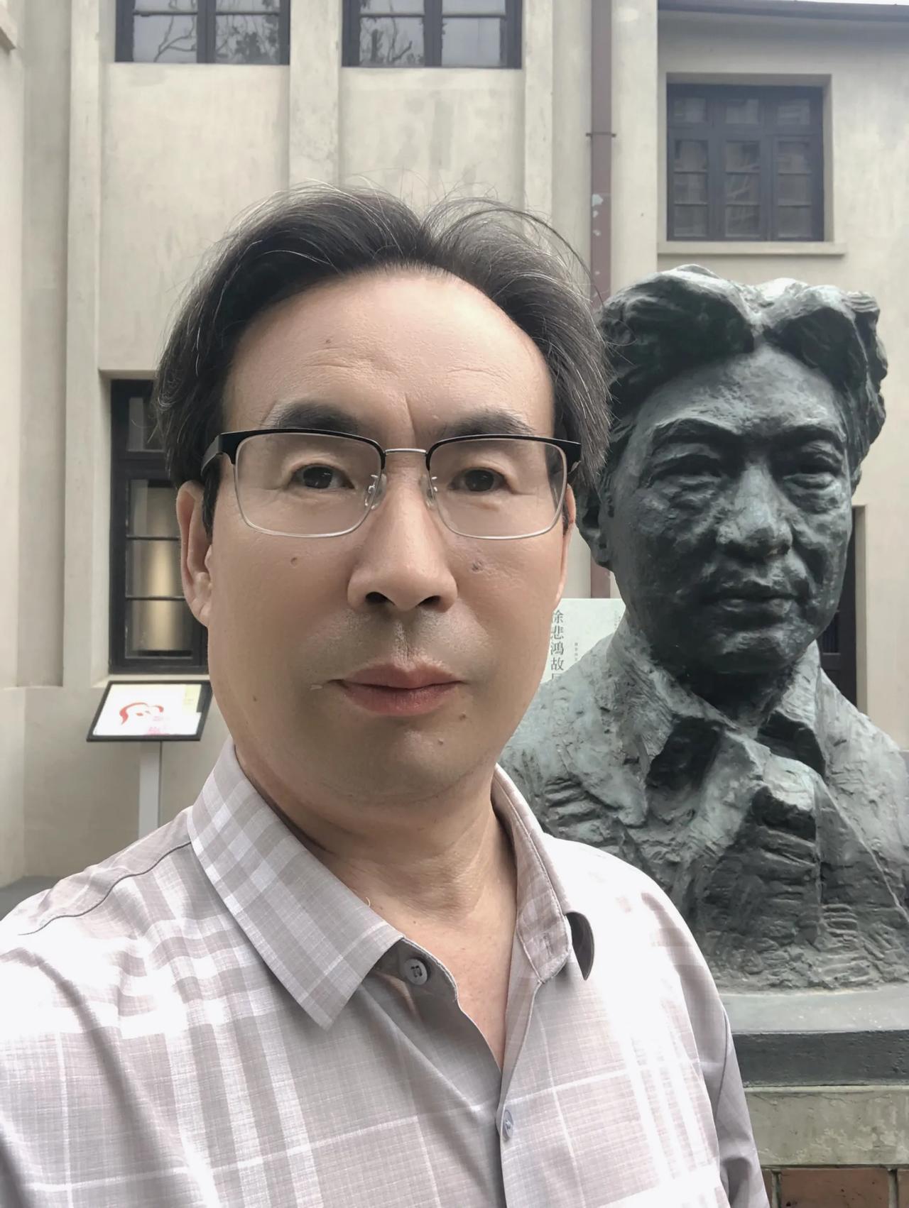 七律·瞻仰南京徐悲鸿故居
文｜孙玉良
傅厚岗前访旧庐
忧国不做危巢奴
直杨遮蔽无