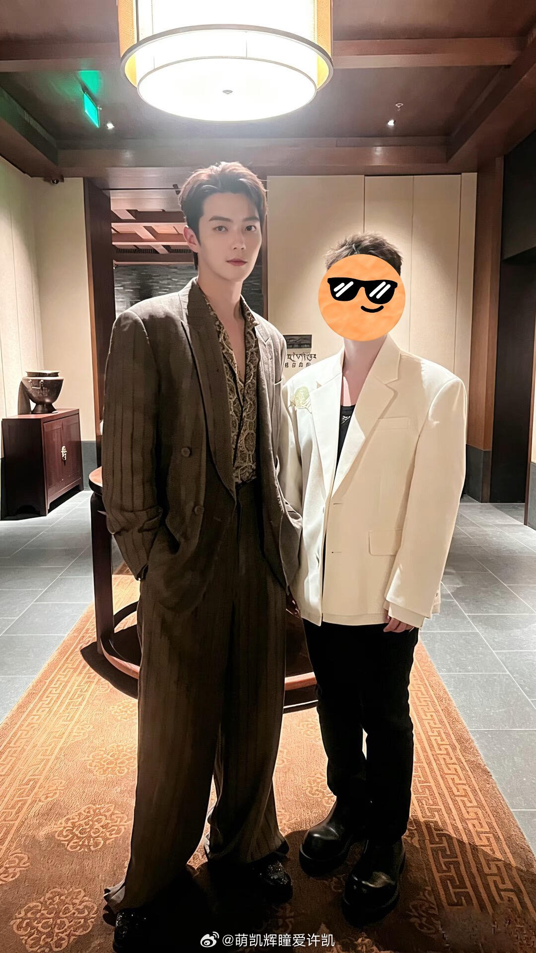 捡了一张Vogue活动的许凯合影许凯真的太帅了，好爱❤️～许凯