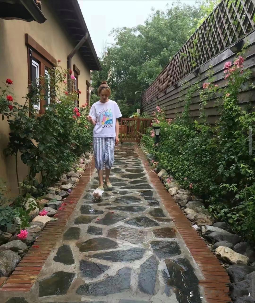 女星李小冉与丈夫徐佳宁在北京的顶级居所备受热议，坊间传闻这套豪宅估值高达8亿。整
