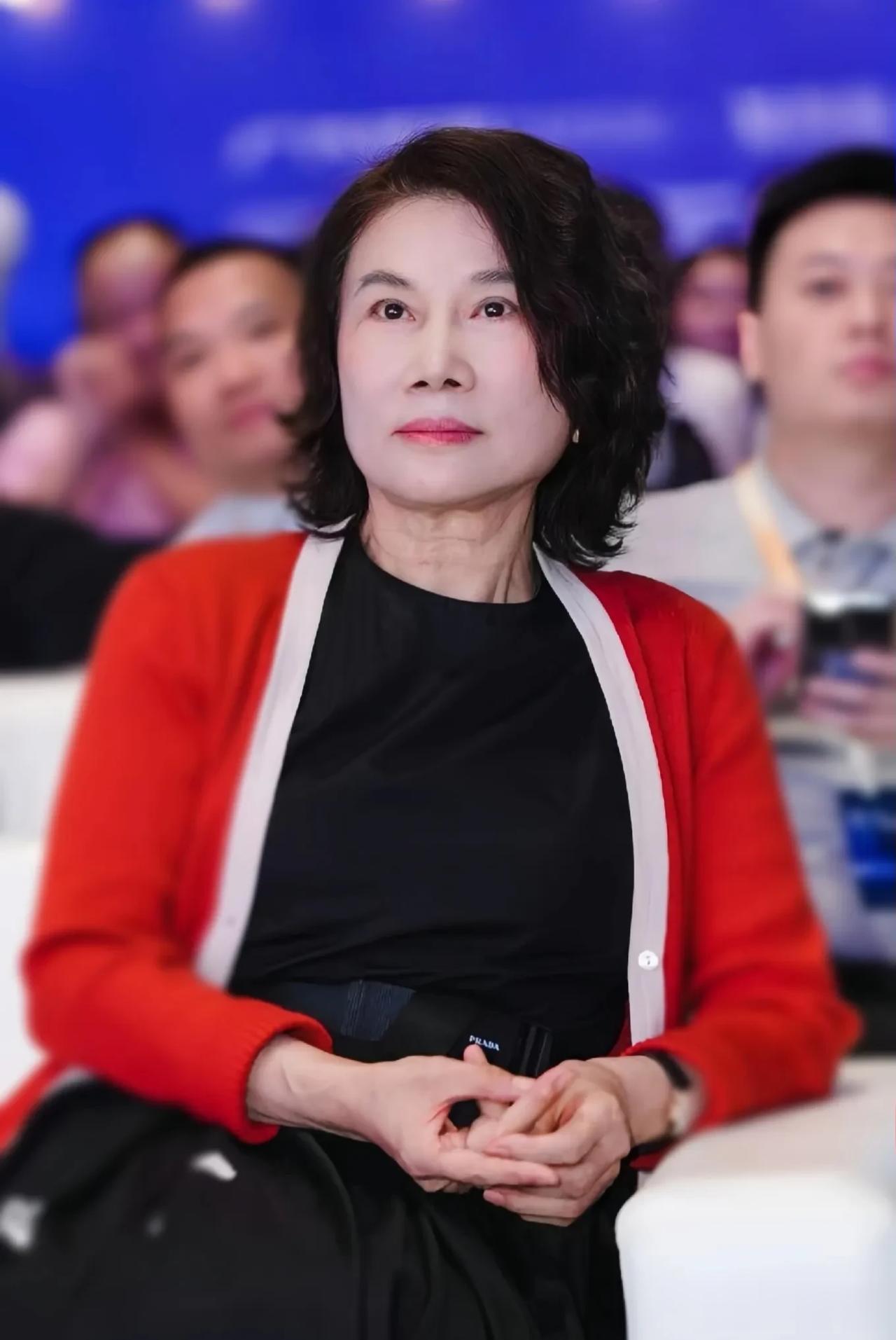 昨天，格力股票开盘猛跌6%，别小看这个跌幅，2000亿市值的6个百分点，就是足足