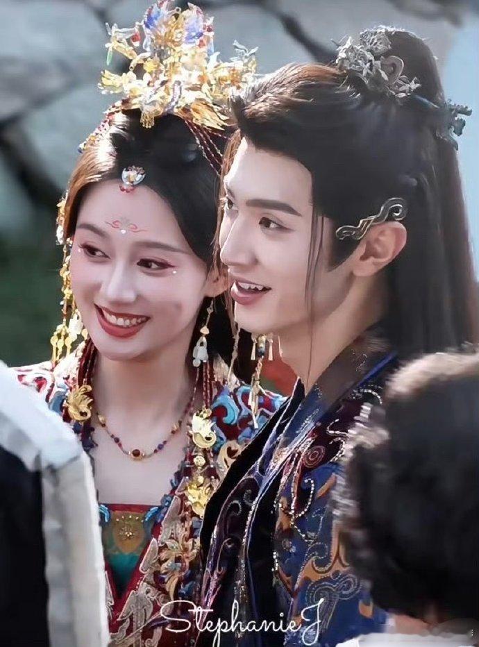 怎么感觉男主和女二更有cp感 