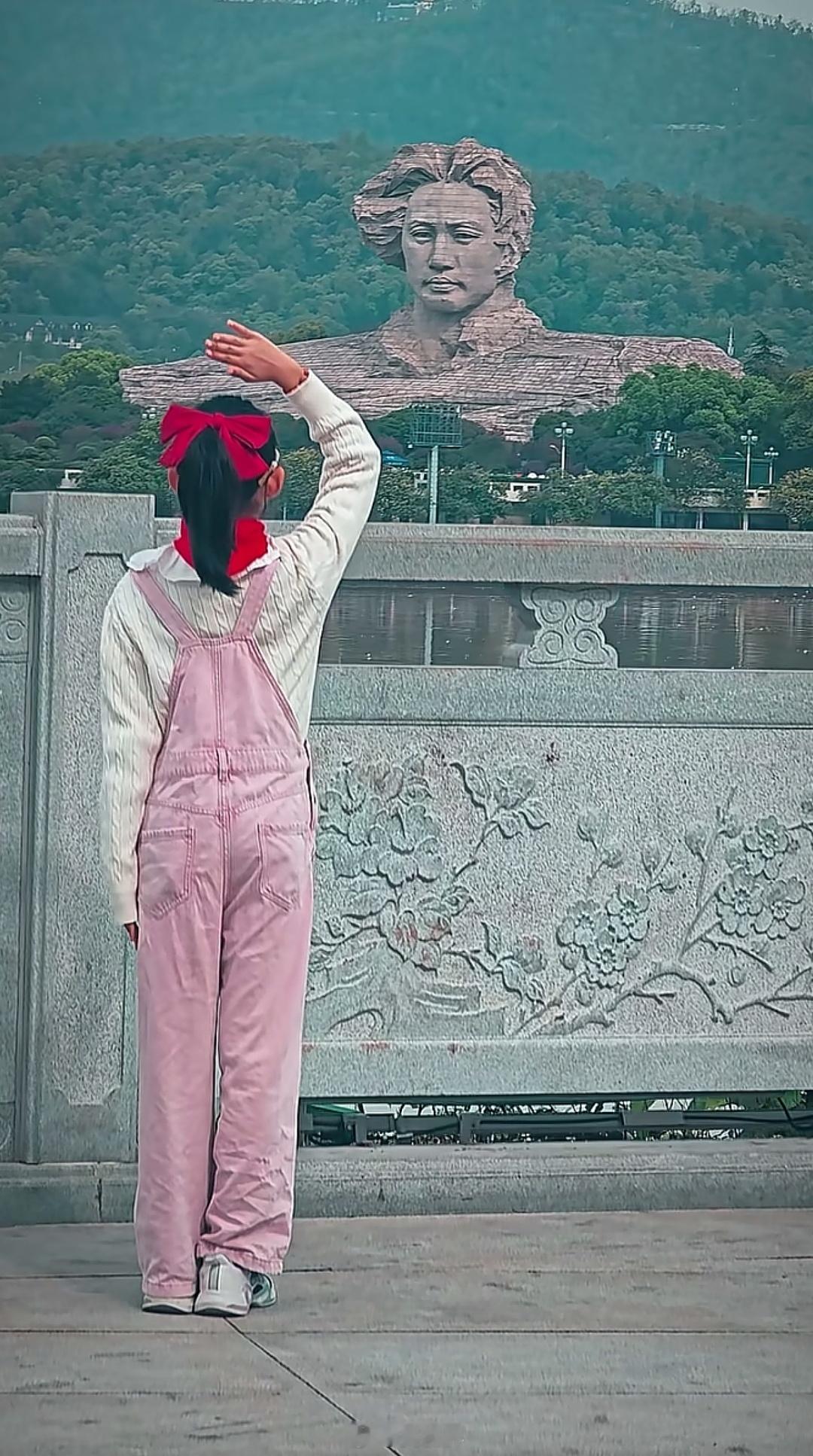 有一个摄影师感叹有许多学生前来向教员敬礼。他说，从课本走向现实，终于站在橘子洲头