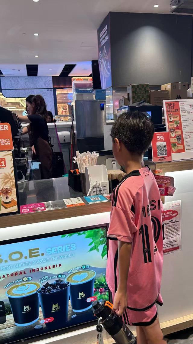 今天是大姐咖啡点心店兼职第一天，弟弟下楼买个甜品照顾一下生意[嘻嘻]，今晚上吃饭